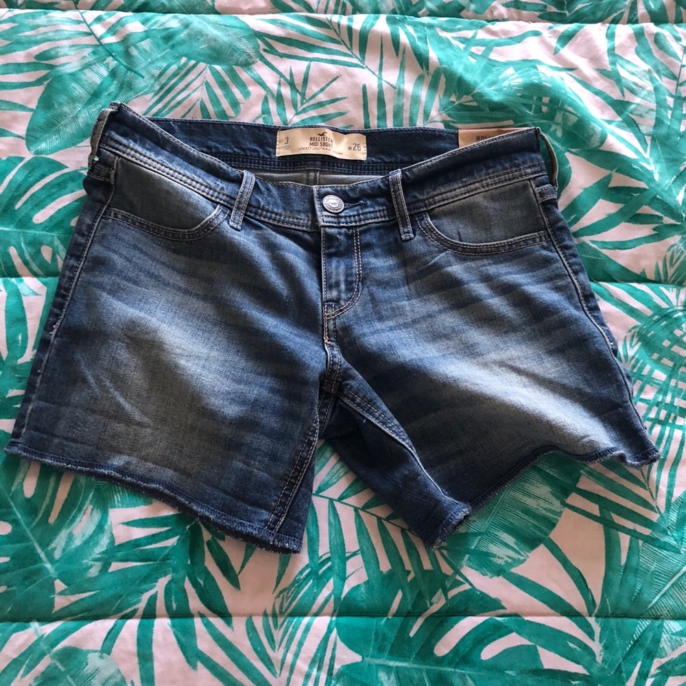 NWT Hollister Midi Regular Wash Jean Shorts